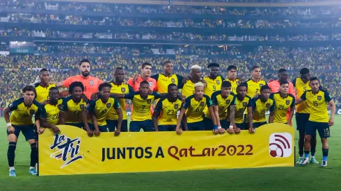 Ecuador's football team poses for a picture during the South American qualification football match for the FIFA World Cup Qatar 2022 against Argentina, at the Isidro Romero Monumental Stadium in Guayaquil, Ecuador, on March 29, 2022. (Photo by FRANKLIN JACOME / POOL / AFP)
