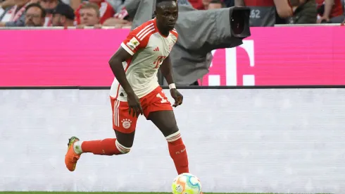 A Mané lo compraron en 35 millones y ahora estarían ofreciéndolo por mucho menos para sacarlo del equipo. 
