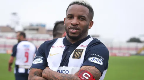 Jefferson Farfán le da con palo a Chicho Salas.