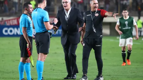 LIMA, PERU - JULY 18: Head Coach of Universitario Jorge Fossati talks to Referee Wilmar Roldan during the second leg of the round of 32 playoff match between Universitario and Corinthians at Estadio Monumental de la U on July 18, 2023 in Lima, Peru. (Photo by Raul Sifuentes/Getty Images)