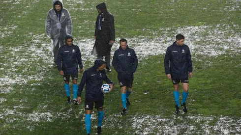 Pese a que Facundo Tello revisó la cancha en más de una ocasión, finalmente se suspendió el duelo entre los cuadros chilenos. 
