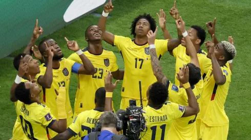 Al Khor (Qatar), 20/11/2022.- Players of Ecuador celebrate after scoring the opening goal during the FIFA World Cup 2022 group A Opening Match between Qatar and Ecuador at Al Bayt Stadium in Al Khor, Qatar, 20 November 2022. (Mundial de Fútbol, Catar) EFE/EPA/Ronald Wittek
