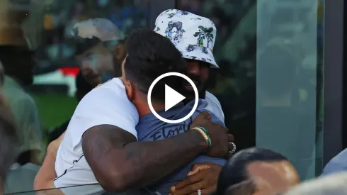 LeBron y Messi se fundieron en un abrazo.