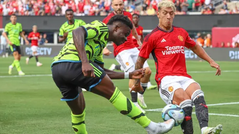 El central argentino protagonizó un fuerte cruce con Saka y Odegaard
