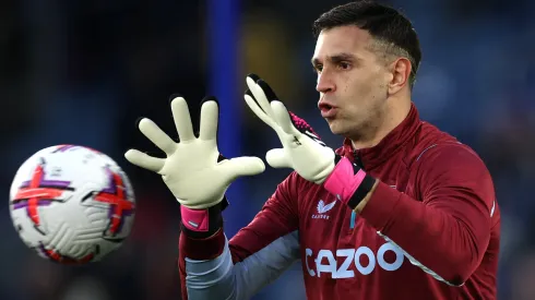 Aston Villa recibe una oferta por Dibu Martínez (Photo by Eddie Keogh/Getty Images)