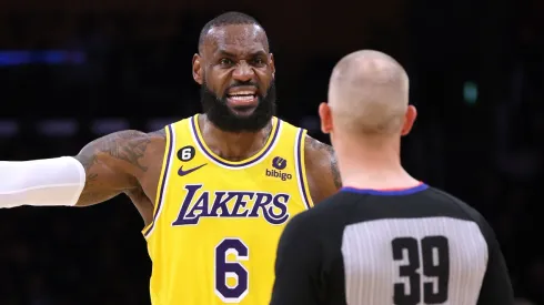 LeBron James con un árbitro de la NBA.

