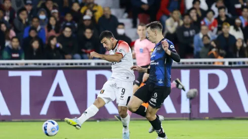 QUITO, ECUADOR - AUGUST 31: Bernardo Cuesta of Melgar fights for the ball with Richard Schunke of Independiente del Valle during a Copa CONMEBOL Sudamericana 2022 first-leg semifinal match between Independiente del Valle and Melgar at Rodrigo Paz Delgado Stadium on August 31, 2022 in Quito, Ecuador. (Photo by Franklin Jacome/Getty Images)
