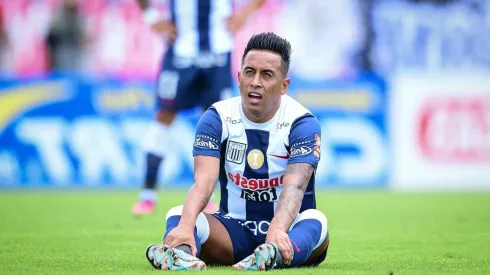 Hinchas de Alianza Lima insultan a Christian Cueva.
