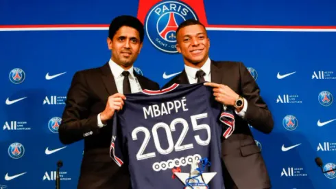 Kylian Mbappé se mostró con una camiseta del PSG que decía 2025 cuando renovó su contrato por última vez. Getty Images.