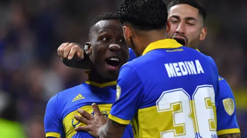 BUENOS AIRES, ARGENTINA - AUGUST 09: Luis Advíncula (L) of Boca Juniors celebrates with teammate Cristian Medina (R) after scoring the team's second goal during a Copa CONMEBOL Libertadores 2023 round of sixteen second leg match between Boca Juniors and Nacional at Estadio Alberto J. Armando on August 09, 2023 in Buenos Aires, Argentina. (Photo by Marcelo Endelli/Getty Images)