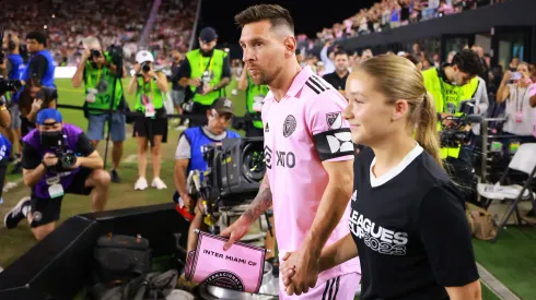 Messi nuevamente dio que hablar por la celebridad que lo acompañó en el ingreso al DRV PNK Stadium de Fort Lauderdale
