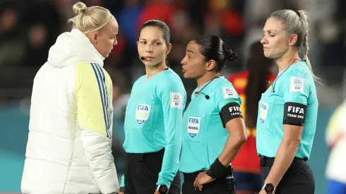Las jugadoras suecas manifestaron su descontento con la labor de Edina Alves. Getty Images.
