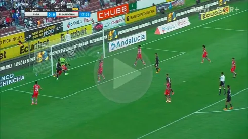 Arquero de El Nacional evita un golazo de Paolo Guerrero