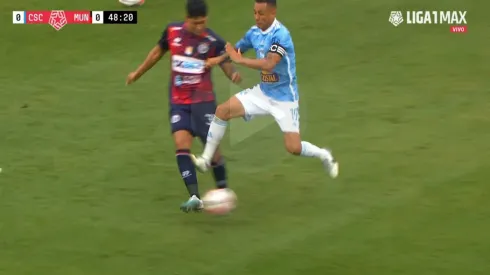 VAR no sanciona violento pisotón de Yotún y desata la polémica