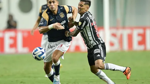 BELO HORIZONTE, BRAZIL – MAY 06: Zaracho (R) of Atletico Mineiro and Pablo Sabbag (L) of Alianza Lima fight for the ball during a Group G match between Atletico Mineiro and Alianza Lima as part of Copa CONMEBOL Libertadores 2023 at Arena Independencia Stadium on May 03, 2023 in Belo Horizonte, Brazil. (Photo by Pedro Vilela/Getty Images)
