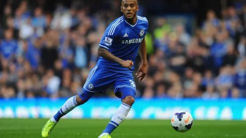 Ryan Bertrand ahora entrena con la juvenil de Chelsea mientras espera fichar por un nuevo club.<br />
of Chelsea in action during the Barclays Premier League match between Chelsea and Cardiff City at Stamford Bridge on October 19, 2013 in London, England.  (Photo by Mike Hewitt/Getty Images)
