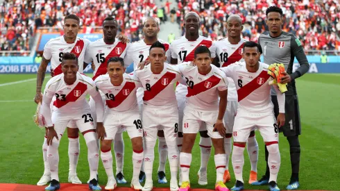 YEKATERINBURG, RUSSIA – JUNE 21:  Peru team pose prior to the 2018 FIFA World Cup Russia group C match between France and Peru at Ekaterinburg Arena on June 21, 2018 in Yekaterinburg, Russia.  (Photo by Catherine Ivill/Getty Images)
