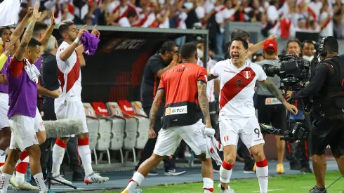LIMA, PERU - MARCH 29: Gianluca Lapadula (R) of Peru celebrates with teammates after winning the FIFA World Cup Qatar 2022 qualification match between Peru and Paraguay at Estadio Nacional de Lima on March 29, 2022 in Lima, Peru. Peru qualified for the 2022 FIFA World Cup Playoff match in June against Australia or the United Arab Emirates. (Photo by Leonardo Fernandez/Getty Images)