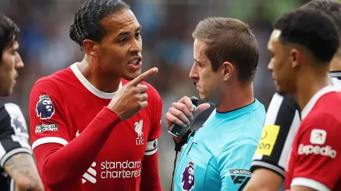 Los insultos de Van Dijk a un árbitro que le podrían costar una dura sanción al Liverpool