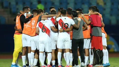 GOIANIA, BRAZIL - JULY 02: Players of Peru huddle as they celebrate winning the match in a penalty shootout after a quarterfinal match between Peru and Paraguay as part of Copa America Brazil 2021 at Estadio Olimpico on July 02, 2021 in Goiania, Brazil. (Photo by Alexandre Schneider/Getty Images)