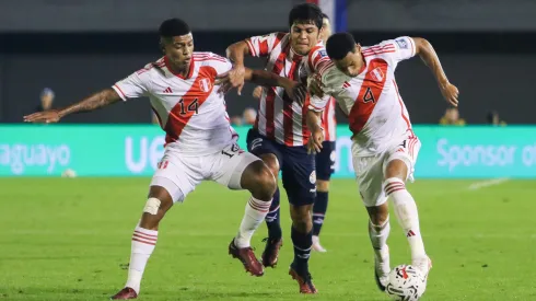CIUDAD DEL ESTE, PARAGUAY – SEPTEMBER 07: Robert Rojas of Paraguay battles for possession with Wilder Cartagena and Marcos Lopez of Peru during a FIFA World Cup 2026 Qualifier match between Paraguay and Peru at Antonio Aranda Stadium on September 07, 2023 in Ciudad del Este, Paraguay. (Photo by Christian Alvarenga/Getty Images)
