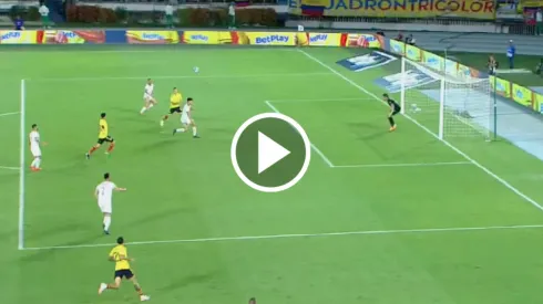 El ex River Plate ganó de aire y marcó el primero para Colombia.