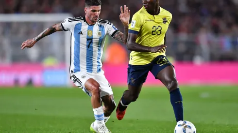 BUENOS AIRES, ARGENTINA - SEPTEMBER 07: Rodrigo De Paul of Argentina and Moisés Caicedo of Ecuador compete for the ball during the FIFA World Cup 2026 Qualifier match between Argentina and Ecuador at Estadio Más Monumental Antonio Vespucio Liberti on September 07, 2023 in Buenos Aires, Argentina. (Photo by Marcelo Endelli/Getty Images)