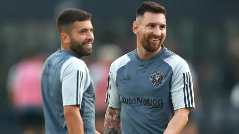 Messi, junto con Jordi Alba, entrenarán este domingo y dependiendo de su evolución se determinará si juega el próximo miércoles.
