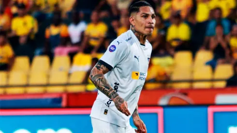 Paolo Guerrero falló un par de claras y no le cobraron un insólito penal
