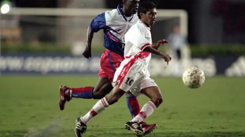 14 Feb 2000:  Roberto Palacios #10 of Peru runs with the ball as  Wilfred Montilas #14 of Haiti runs next to him during the Gold Cup 2000 Game at the Orange Bowl in Miami, Florida. Team Haiti tied Team Peru 1-1. Mandatory Credit: Andy Lyons  /Allsport
