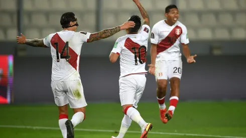LIMA, PERU - SEPTEMBER 05: Christian Cueva (C) of Peru celebrates with teammates Gianluca Lapadula (L) and Edison Flores (R) after scoring the first goal of his team during a match between Peru and Venezuela as part of South American Qualifiers for Qatar 2022 at Estadio Nacional de Lima on September 05, 2021 in Lima, Peru. (Photo by Ernesto Benavides - Pool/Getty Images)