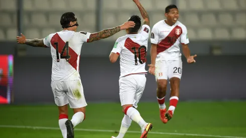 LIMA, PERU – SEPTEMBER 05: Christian Cueva (C) of Peru celebrates with teammates Gianluca Lapadula (L) and Edison Flores (R) after scoring the first goal of his team during a match between Peru and Venezuela as part of South American Qualifiers for Qatar 2022 at Estadio Nacional de Lima on September 05, 2021 in Lima, Peru. (Photo by Ernesto Benavides – Pool/Getty Images)
