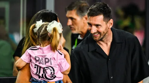 Lionel Messi y Antonela Roccuzo ingresaron al DRV PNK Stadium con la hija de Jordi Alba en brazos. Getty Images.
