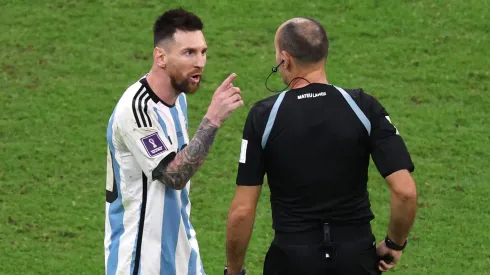 Lionel Messi habría llamado a Antonio Mateu Lahoz para pedirle disculpas por sus dichos tras el Argentina vs. Países Bajos de Qatar 2022. Getty Images.
