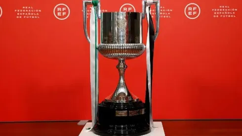 La Copa del Rey, uno de los trofeos más importantes del fútbol español.
