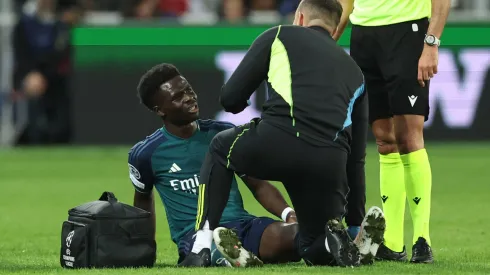 Se lesionó Bukayo Saka y hay preocupación en Arsenal.
