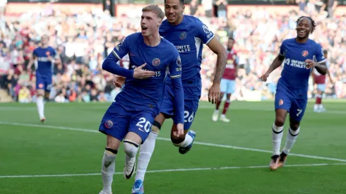 BURNLEY, ENGLAND – OCTOBER 07: Cole Palmer of Chelsea celebrates after scoring their sides second goal from the penalty spot during the Premier League match between Burnley FC and Chelsea FC at Turf Moor on October 07, 2023 in Burnley, England. (Photo by Matt McNulty/Getty Images)
