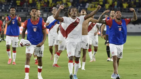 BARRANQUILLA, COLOMBIA - JANUARY 28: André Carrillo of Peru (C) and teammates celebrate after winning a match between Colombia and Peru as part of FIFA World Cup Qatar 2022 Qualifiers at Roberto Melendez Metropolitan Stadium on January 28, 2022 in Barranquilla, Colombia. (Photo by Gabriel Aponte/Getty Images)