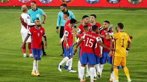 SANTIAGO, CHILE – NOVEMBER 13: Players of Chile celebrate after winning a match between Chile and Peru as part of South American Qualifiers for Qatar 2022 at Estadio Nacional de Chile on November 13, 2020 in Santiago, Chile. (Photo by León Esteban Felix-Pool/Getty Images)
