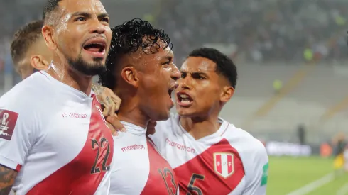LIMA, PERU - SEPTEMBER 02: Renato Tapia of Perú (C) celebrates with teammates Alexander Callens (L) and Marcos López (R) after scoring the first goal of his team during a match between Peru and Uruguay as part of South American Qualifiers for Qatar 2022 at Estadio Nacional de Lima on September 02, 2021 in Lima, Peru. (Photo by Sebastián Castañeda - Pool/Getty Images)