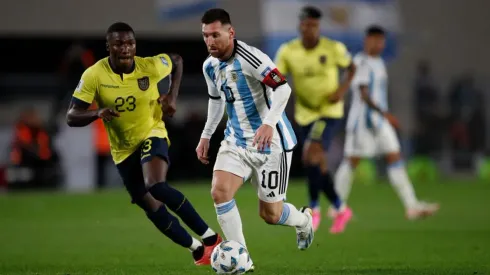 BUENOS AIRES, ARGENTINA - SEPTEMBER 7: Moises Caicedo (L) of Ecuador fights for the ball with Lionel Messi (R) of Argentina during a match between Argentina and Ecuador as part of FIFA World Cup 2026 Qualifiers at Estadio Mas Monumental Antonio Vespucio Liberti on September 7, 2023 in Buenos Aires, Argentina. (Photo by Gustavo Ortiz/Jam Media/Getty Images)