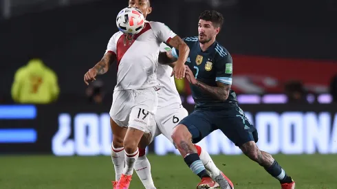 BUENOS AIRES, ARGENTINA – OCTOBER 14: Yoshimar Yotun of Peru and Rodrigo De Paul of Argentina fight for the ball during a match between Argentina and Peru as part of South American Qualifiers for Qatar 2022 at Estadio Monumental Antonio Vespucio Liberti on October 14, 2021 in Buenos Aires, Argentina. (Photo by Marcelo Endelli/Getty Images)
