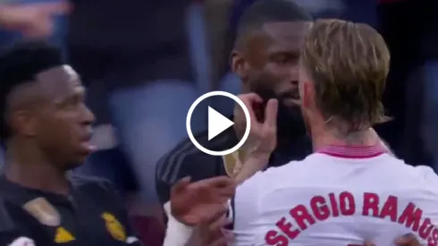Sergio Ramos agarró de los cachetes de su cara a Rüdiger.
