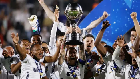 MALDONADO, URUGUAY – OCTOBER 28: Ezequiel Piovi of Liga de Quito lifts the trophy as the team becomes Sudamericana champion after winning the Copa CONMEBOL Sudamericana 2023 final match between LDU Quito and Fortaleza at Estadio Domingo Burgueño Miguel on October 28, 2023 in Maldonado, Uruguay. (Photo by Ernesto Ryan/Getty Images)
