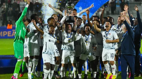 MALDONADO, URUGUAY – OCTOBER 28: Ezequiel Piovi of Liga de Quito lifts the trophy as the team becomes Sudamericana champion after winning the Copa CONMEBOL Sudamericana 2023 final match between LDU Quito and Fortaleza at Estadio Domingo Burgueño Miguel on October 28, 2023 in Maldonado, Uruguay. (Photo by Marcelo Endelli/Getty Images)
