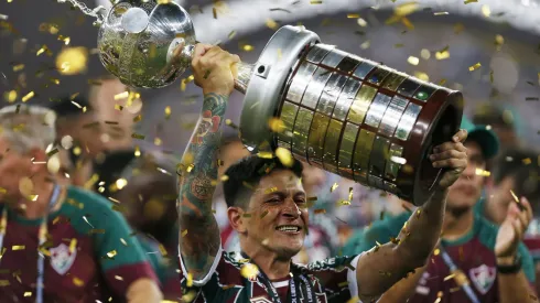 RIO DE JANEIRO, BRAZIL - NOVEMBER 04: Germán Cano of Fluminense lifts the trophy after winning the final match of Copa CONMEBOL Libertadores 2023 between Fluminense and Boca Juniors at Maracana Stadium on November 04, 2023 in Rio de Janeiro, Brazil. (Photo by Ricardo Moreira/Getty Images)