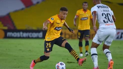 GUAYAQUIL, ECUADOR - MAY 26: Byron Castillo of Barcelona SC competes for the ball with Lucas Braga of Santos during a group C match of Copa CONMEBOL Libertadores 2021 between Barcelona SC and Santos at Estadio Monumental Isidro Romero Carbo on May 26, 2021 in Guayaquil, Ecuador. (Photo by Marcos Pin - Pool/Getty Images)