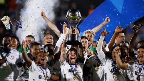 MALDONADO, URUGUAY – OCTOBER 28: Ezequiel Piovi of Liga de Quito lifts the trophy as the team becomes Sudamericana champion after winning the Copa CONMEBOL Sudamericana 2023 final match between LDU Quito and Fortaleza at Estadio Domingo Burgueño Miguel on October 28, 2023 in Maldonado, Uruguay. (Photo by Ernesto Ryan/Getty Images)