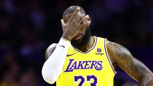 LeBron James en la derrota de Lakers vs. 76ers.
