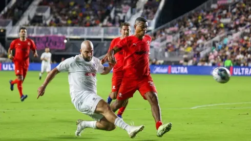 Iván Hurtado intentó marcar a Usain Bolt y así le fue